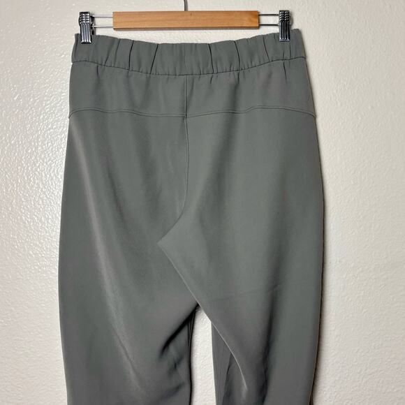 Lululemon On the Fly Crop *Woven 23" In Carbon Dust
Women's size 6 relaxed fit - Picture 11 of 16